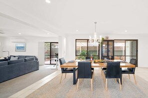 Dining - Seabreeze Sanctuary—Pet-Friendly Escape with Pool (Mooloolaba Region)