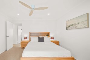 3 soverom, skrivebord, strykejern/-brett og reiseseng for barn