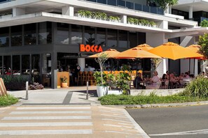 Outdoor dining - Seabreeze Sanctuary—Pet-Friendly Escape with Pool (Mooloolaba Region)