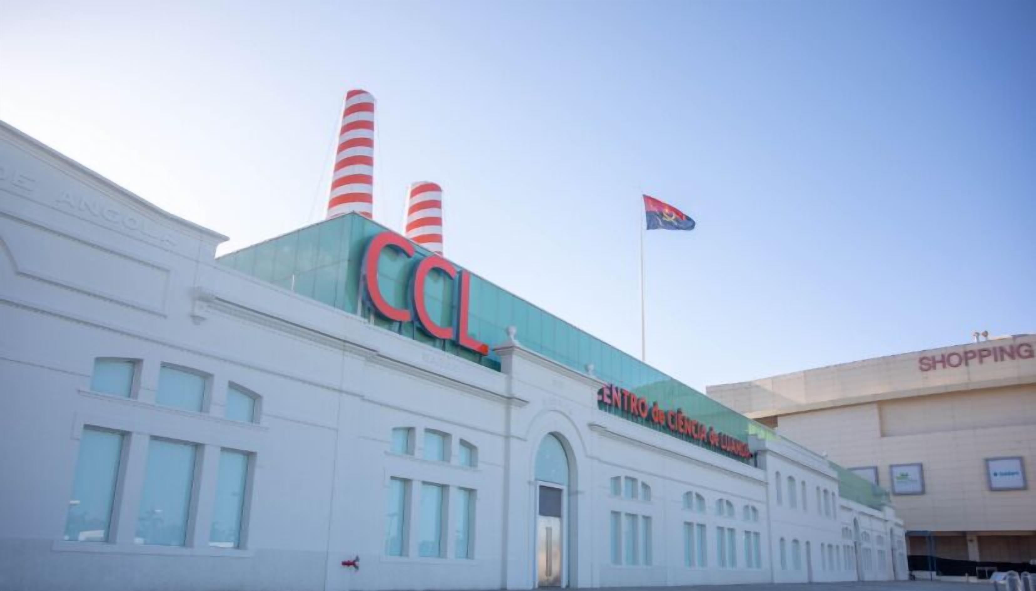 A building with 'COL' prominently displayed on the facade, a flagpole with a flag, and a sign for 'CENTRO DE CIENCIA Y QUIMICA'.