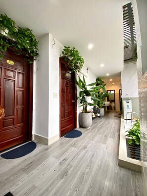 Shower, hair dryer, slippers, towels - Dom Hostel Old Town Hoi An (Da Nang)