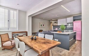 Interior - Beachfront Gem with generator (kaapstad)