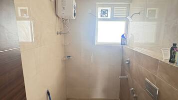 Douche, serviettes fournies, savon