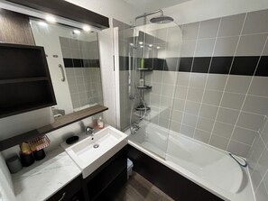 Hair dryer, towels, soap, toilet paper - Apartment for 4 people. Swimming pool. Garage. (Allos)