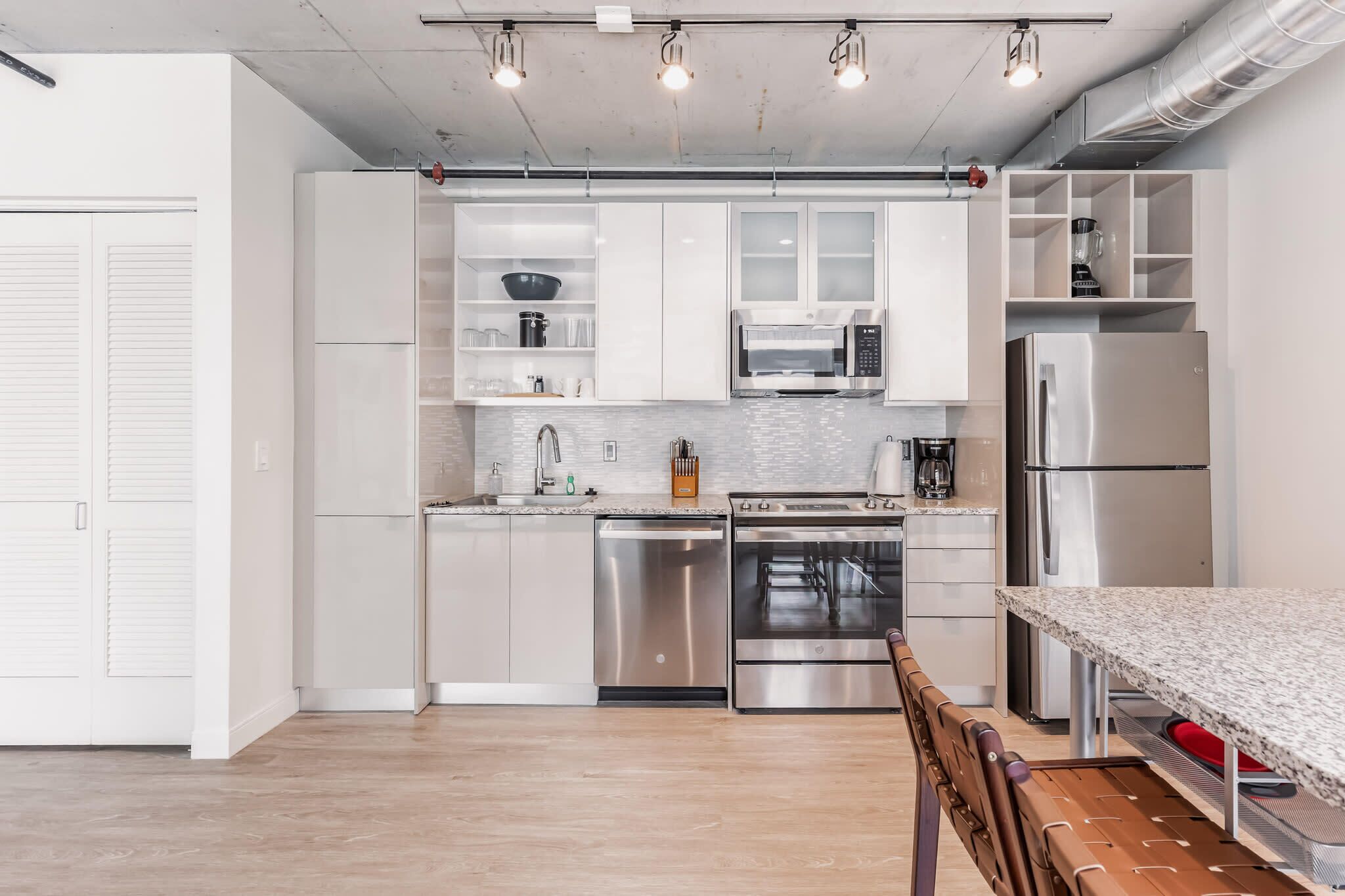 Coffee/tea maker, fridge, microwave, oven