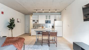 Ein modernes Apartment mit Küche, Essbereich und Wohnraum.