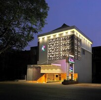 Un hotel moderno con una fachada distintiva que presenta un patrón geométrico de luces.