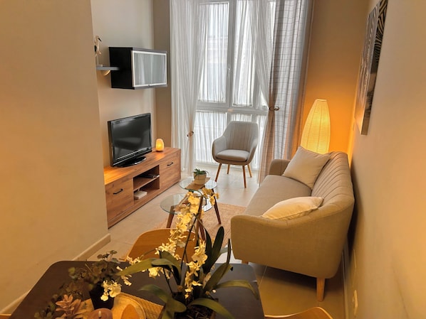 Departamento Confort, 1 habitación, cocina, vista a la ciudad | Sala de estar | Televisión de pantalla plana 