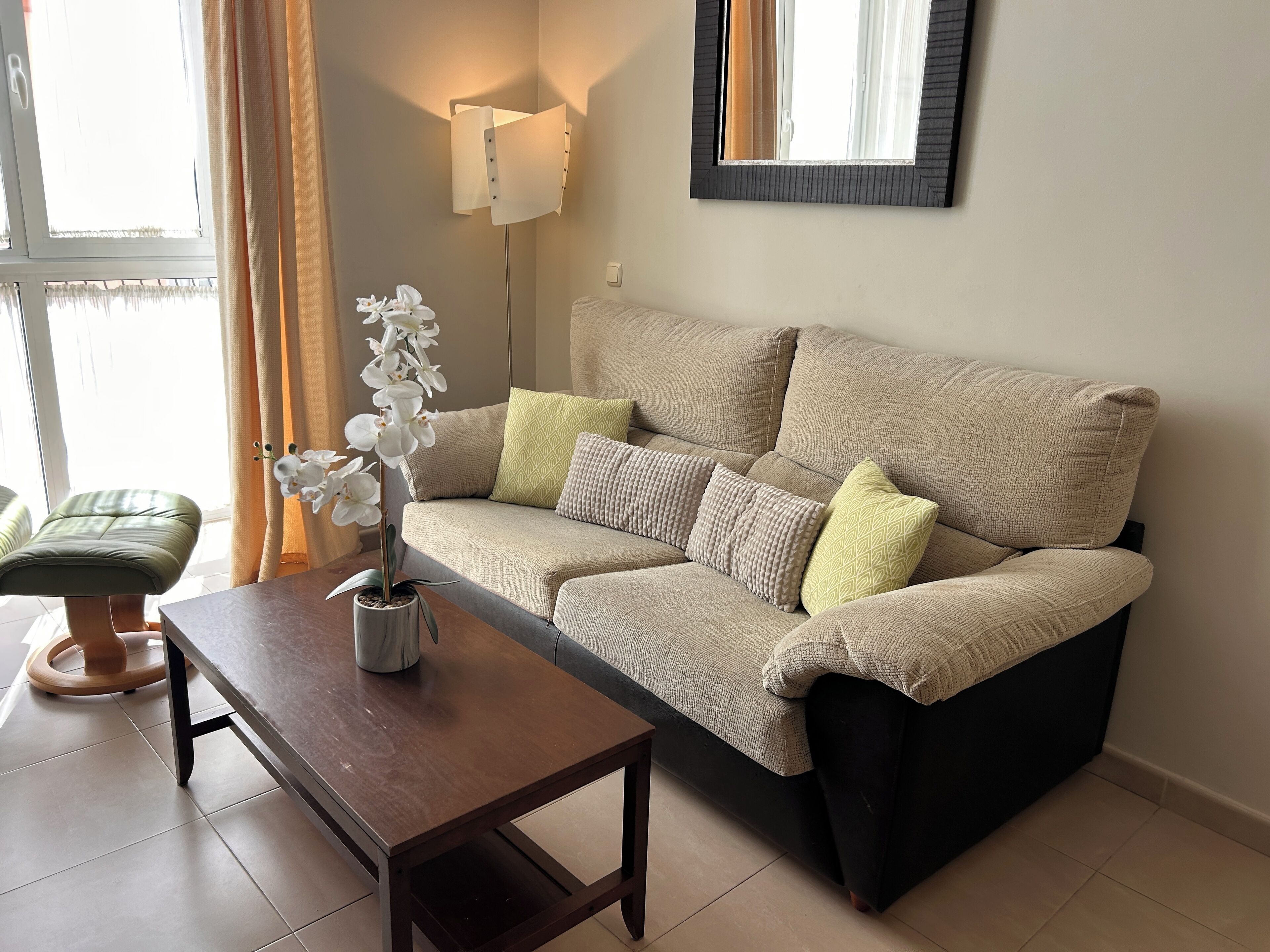 Appartement Familial, 2 chambres, cuisine, vue ville | Coin séjour | Télévision à écran plat