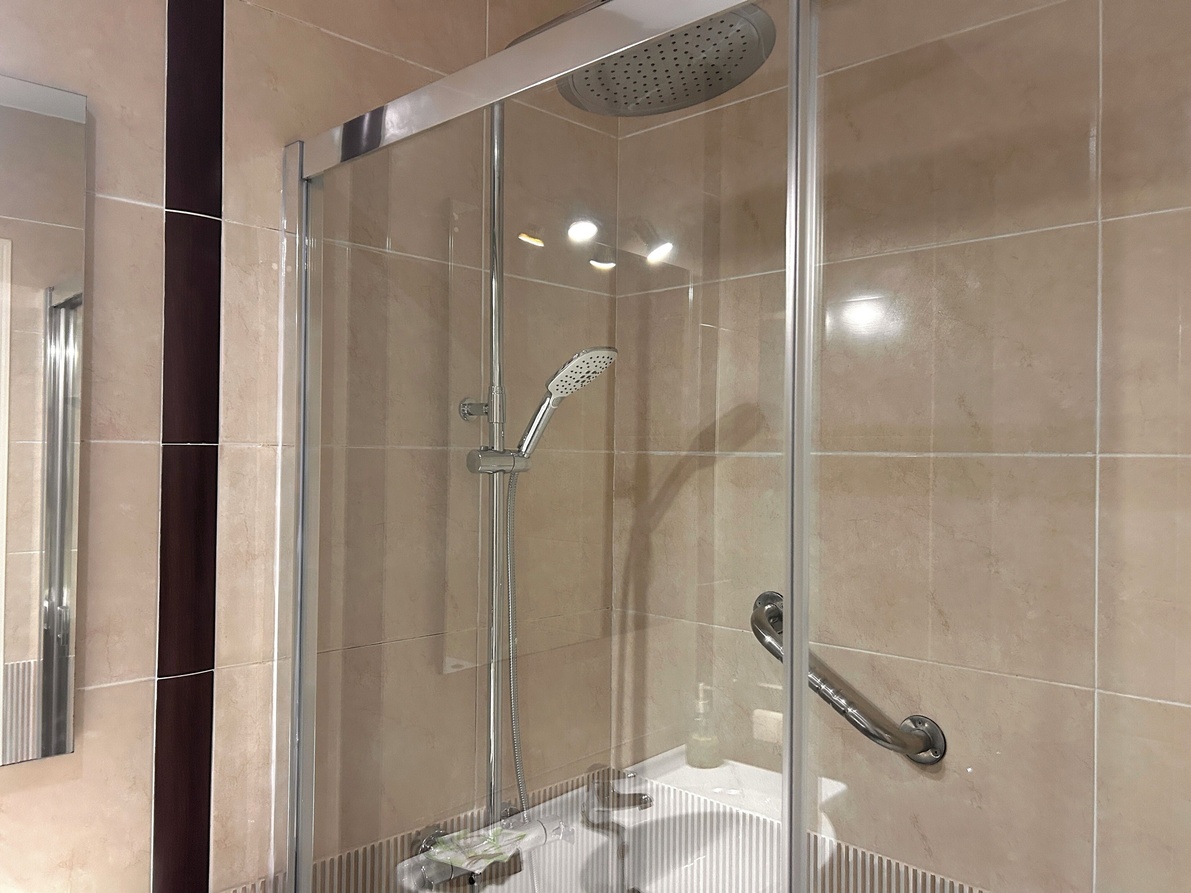 Familie appartement, 2 slaapkamers, keuken, uitzicht op de stad | Badkamer met douche