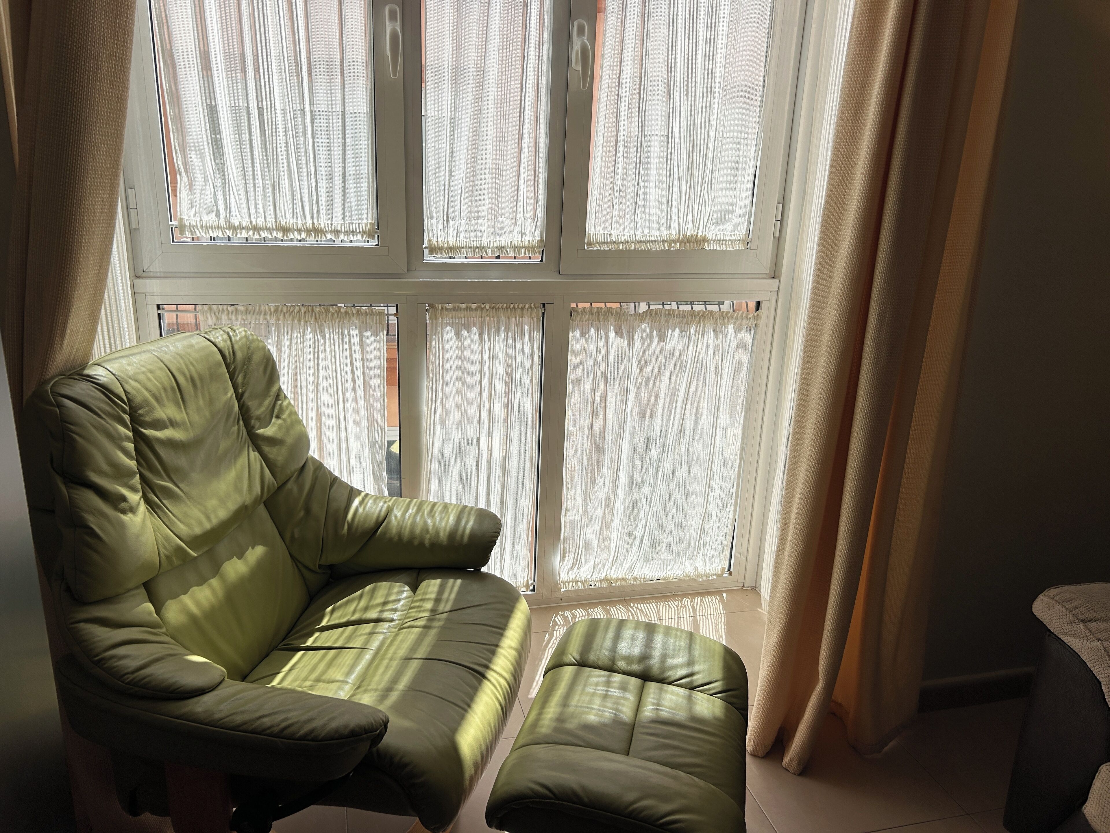 Appartement Familial, 2 chambres, cuisine, vue ville | Coin séjour | Télévision à écran plat