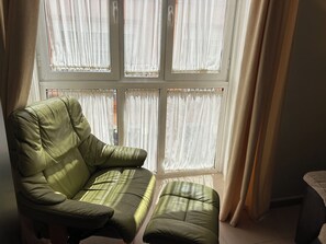 Family Apart Daire, 2 Yatak Odası, Mutfak, Şehir Manzaralı | Oturma alanı | Düz ekran televizyon