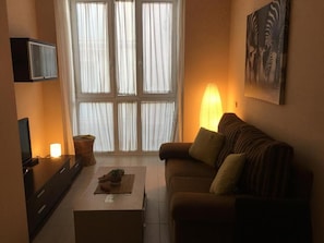 Departamento Confort, 1 habitación, cocina, vista a la ciudad | Área de sala de estar