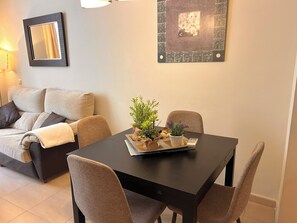 Departamento familiar, 2 habitaciones, cocina, vista a la ciudad | Tabla de planchar con plancha y wifi gratis 