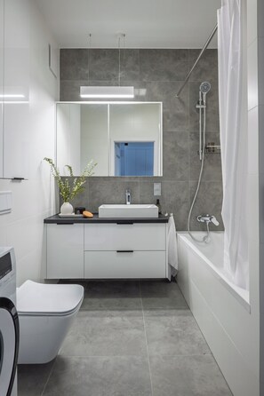 Secadora de cabello, toallas, papel de baño 