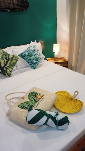Habitació Deluxe, vistes a la piscina | Minibar, caixa forta a l'habitació i decoració individual