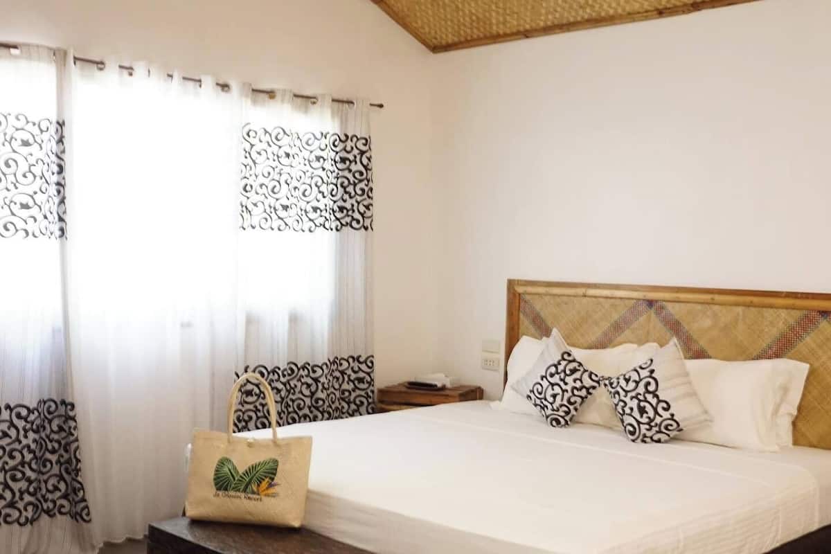 Suite, 1 King Bed, Pool View