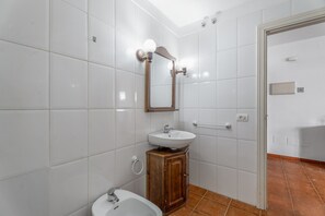 Shower, towels - Apartment 'Sol Dorado' with Shared Pool, Private Terrace & Wi-Fi - SilboHolidays (Alajeró)