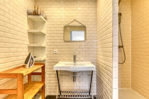 Shower, towels