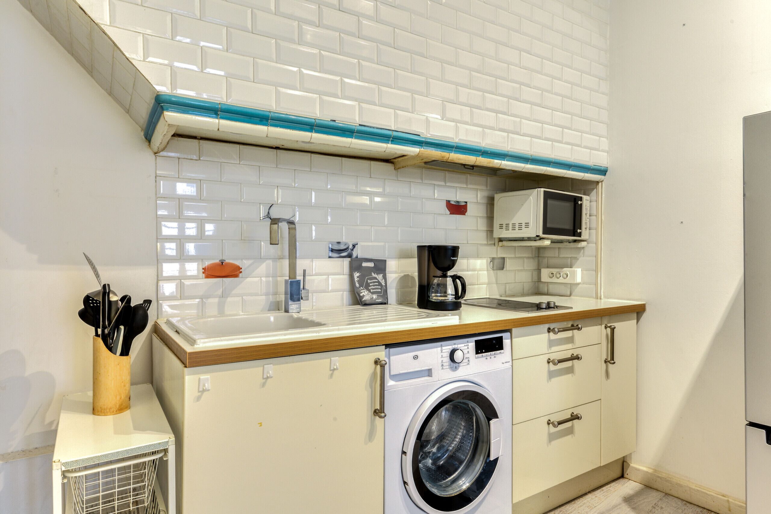 Réfrigérateur, micro-ondes, batterie de cuisine, vaisselle et ustensiles