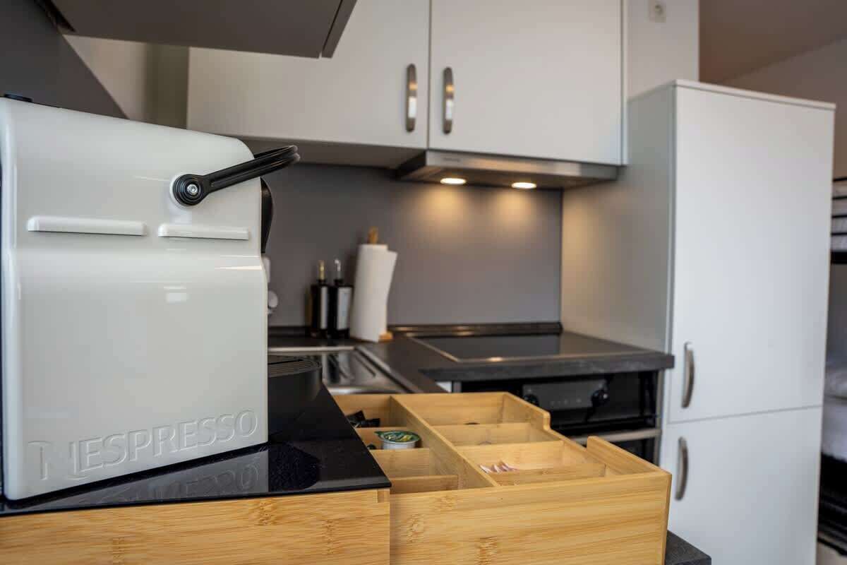 Fridge, oven, stovetop, coffee/tea maker