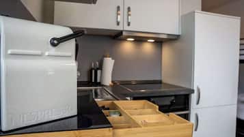 Kjøleskap, ovn, kokeplater og kaffetrakter/tekoker