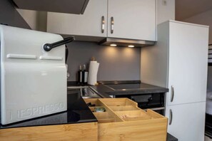 Fridge, oven, stovetop, coffee/tea maker