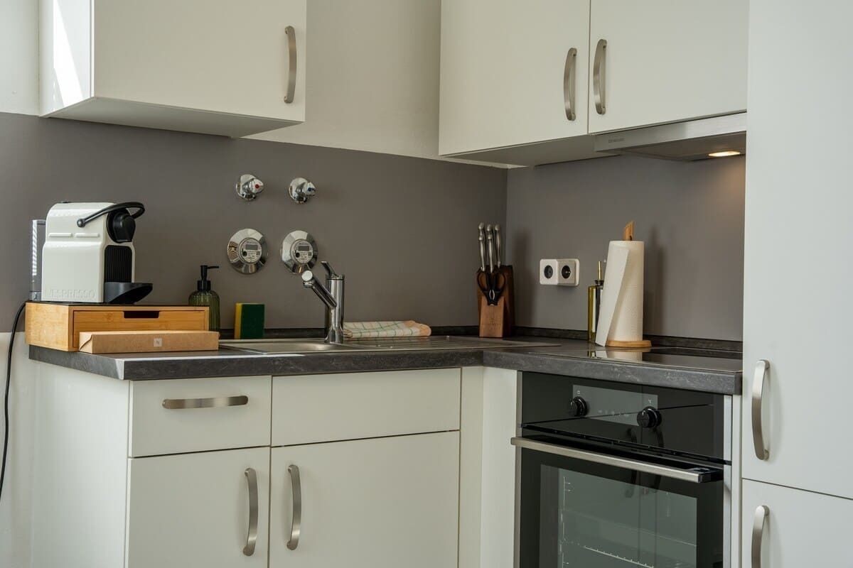 Frigorífico, horno, placa de cocina y cafetera o tetera