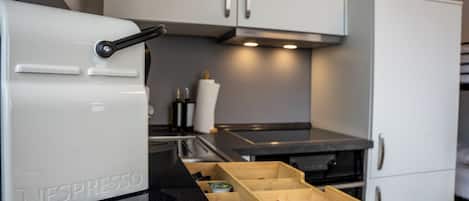 Fridge, oven, stovetop, coffee/tea maker