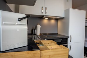 Fridge, oven, stovetop, coffee/tea maker