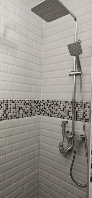 Regadera, toallas, jabón, papel de baño 