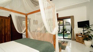 Ein Schlafzimmer mit Himmelbett, großem Fenster und Blick auf einen Pool.