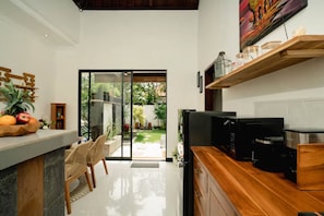 Refrigerador, microondas, placa de cocina, cafetera/tetera
