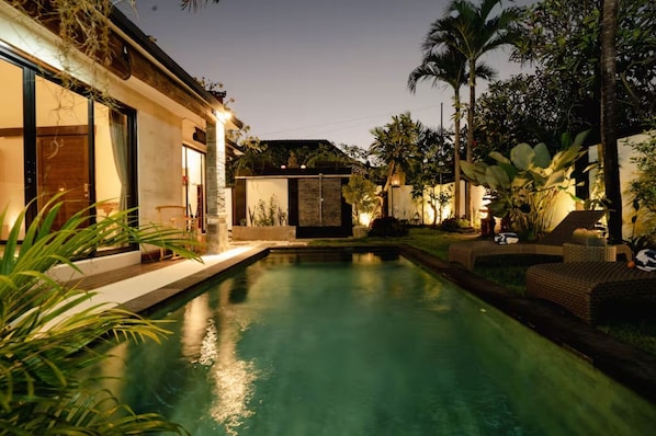 Una piscina al aire libre