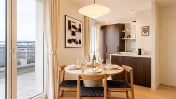 Penthouse Deluxe, vue ville | Coin séjour | TV connectée