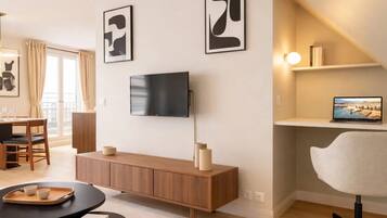 Penthouse Deluxe, vue ville | Coin séjour | TV connectée