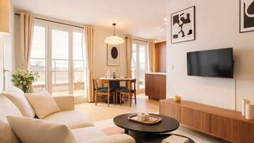 Deluxe-Penthouse, Stadtblick | Wohnbereich | Smart-TV