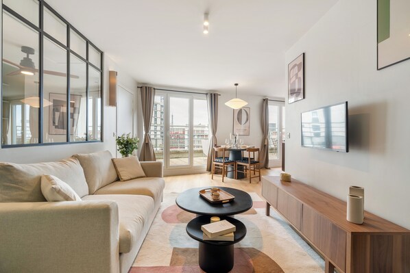 Penthouse Deluxe, vista a la ciudad | Área de sala de estar | Smart TV
