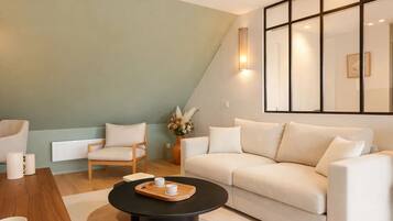 Deluxe-Penthouse, Stadtblick | Wohnbereich | Smart-TV