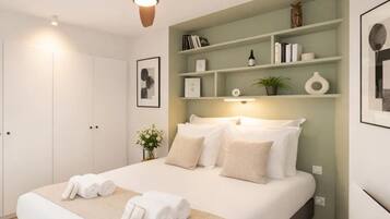 Deluxe-Penthouse, Stadtblick | BĂŒgeleisen/BĂŒgelbrett, Reisekinderbett, kostenloses WLAN, BettwĂ€sche