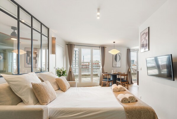 Deluxe Penthouse, City View | Living area | Smart TV