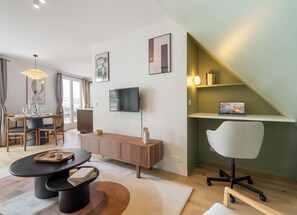 Penthouse Deluxe, vista a la ciudad | Área de sala de estar | Smart TV
