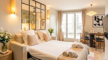 Penthouse Deluxe, vue ville | Coin séjour | TV connectée
