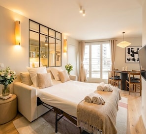 Deluxe Penthouse, City View | Living area