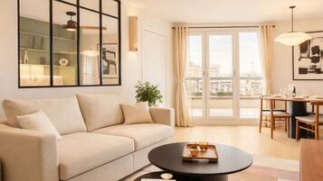 Cobertura luxo, vista para a cidade | Área de estar | Smart TV