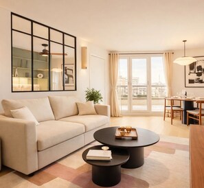 Deluxe-kattohuoneisto, kaupunkinäköala | Oleskelualue | Älytelevisio