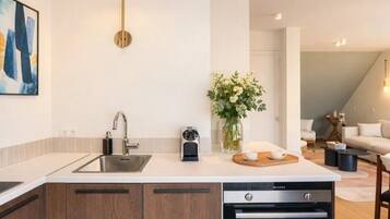 Penthouse Deluxe, vista a la ciudad | Cocina privada | Cafetera de espresso, tetera eléctrica, tostadora y congelador