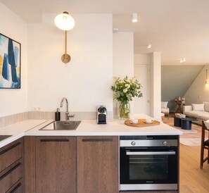 Deluxe-kattohuoneisto, kaupunkinäköala | Yksityinen keittiö | Espressokone, vedenkeitin, leivänpaahdin, pakastin