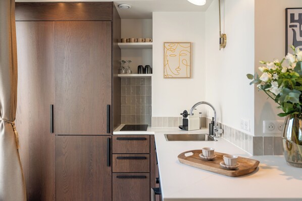 Cobertura luxo, vista para a cidade | Cozinha privada | Máquina de café expresso, chaleira elétrica, torradeira, freezer