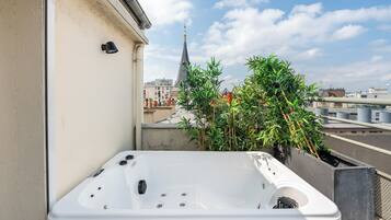 Tina de hidromasaje al aire libre